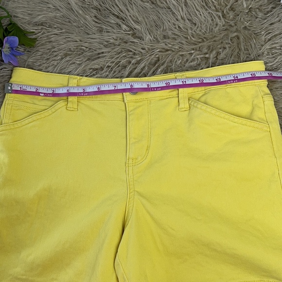 Calvin Klien Women’s Yellow Shorts Size W27 - Picture 4 of 12